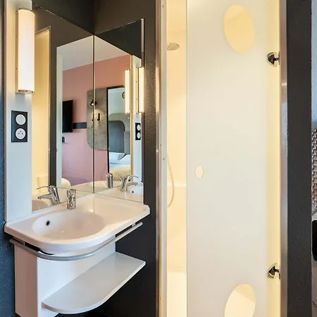 Calais Terminal Cité Europe 2 étoiles 2*